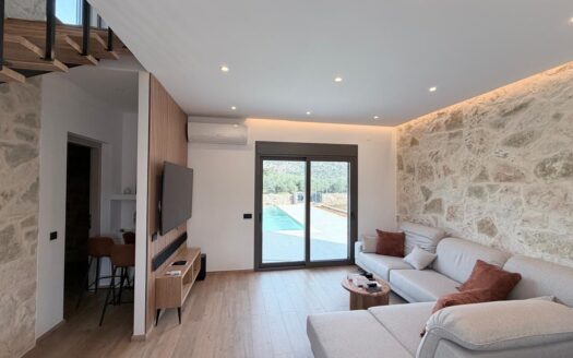 Drapanos.Villa for sale with pool