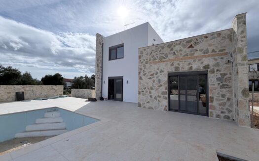 Drapanos.Villa for sale with pool